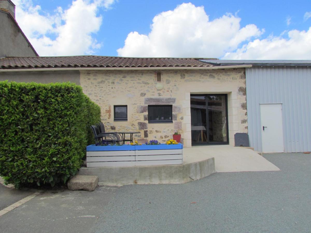 Gîte la petite maison Montournais Extérieur photo