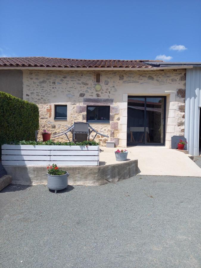 Gîte la petite maison Montournais Extérieur photo