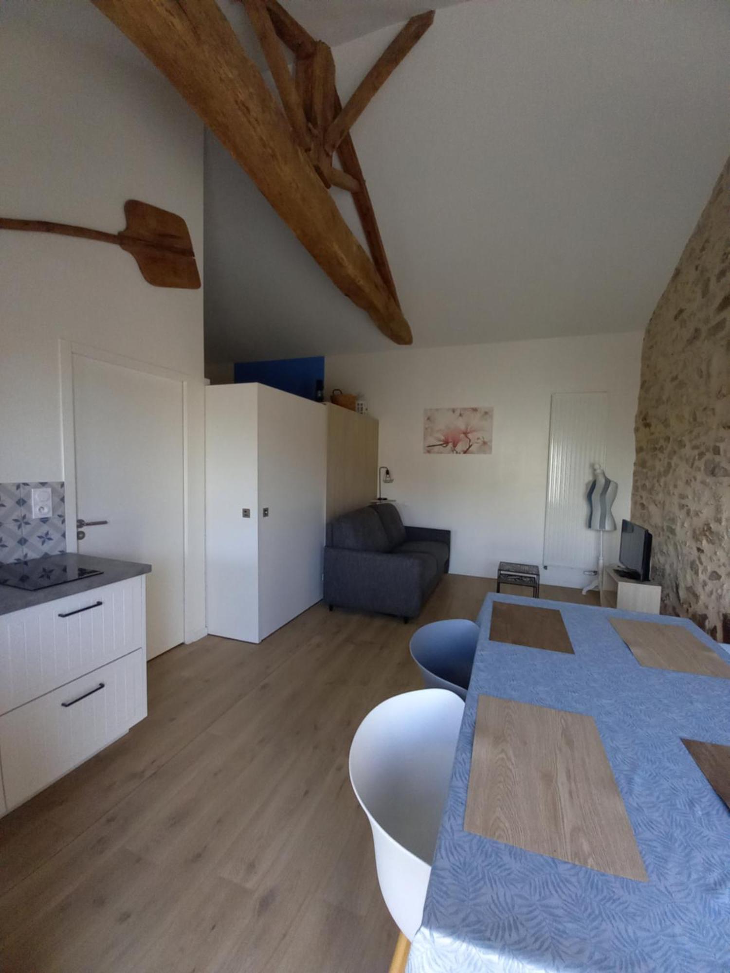 Gîte la petite maison Montournais Extérieur photo