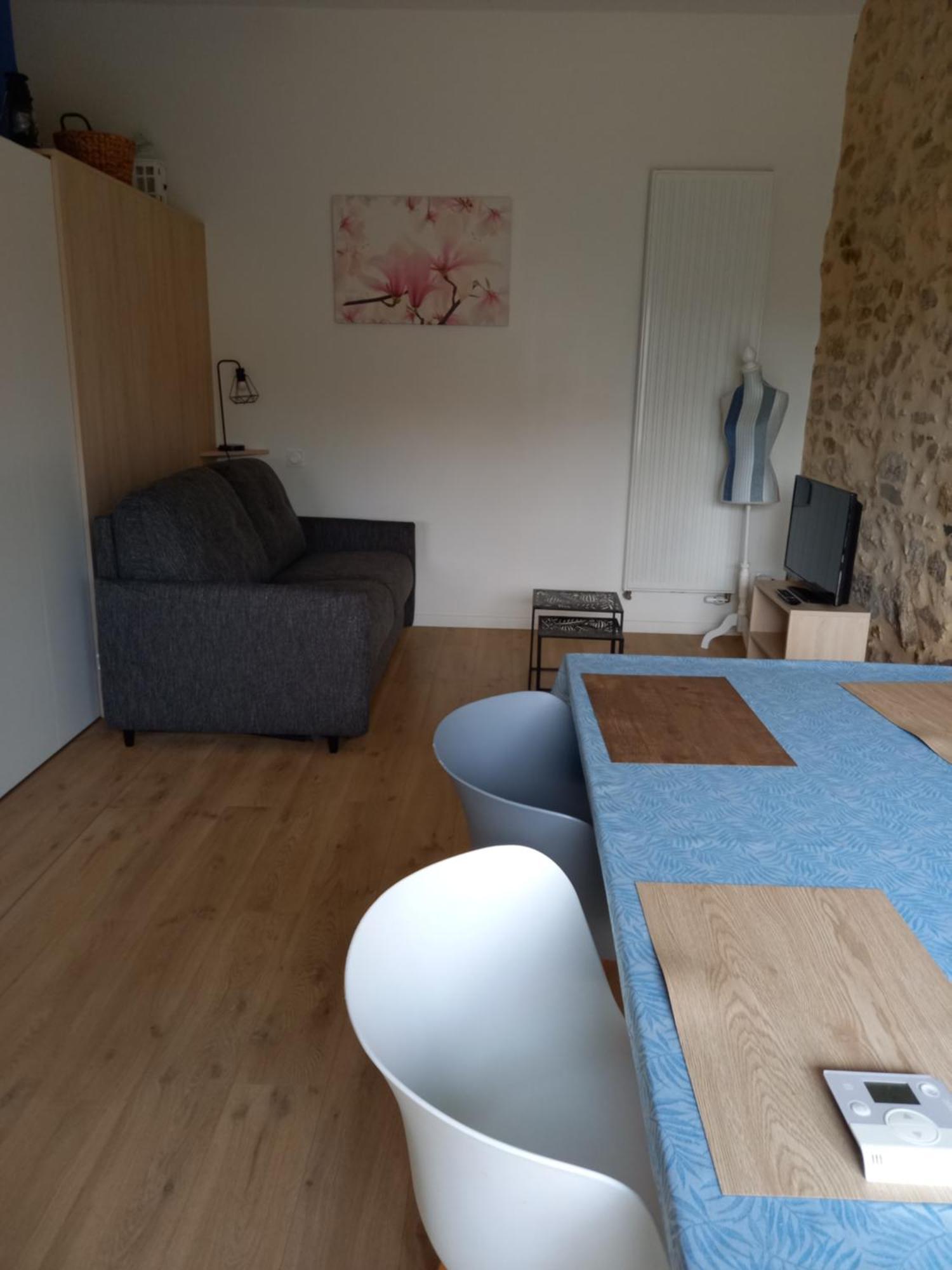 Gîte la petite maison Montournais Extérieur photo